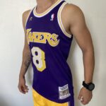 Camiseta Regata Basquete NBA Los Angeles Lakers Mitchell & Ness 8 de Fevereiro de 1998 Roxa – Kobe Bryant – 8 – Edição Especial – All Star - Imagem 8