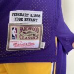 Camiseta Regata Basquete NBA Los Angeles Lakers Mitchell & Ness 8 de Fevereiro de 1998 Roxa – Kobe Bryant – 8 – Edição Especial – All Star - Imagem 10