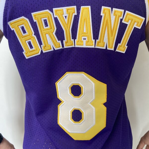 Camiseta Regata Basquete NBA Los Angeles Lakers Mitchell & Ness 8 de Fevereiro de 1998 Roxa – Kobe Bryant – 8 – Edição Especial – All Star - Imagem 18