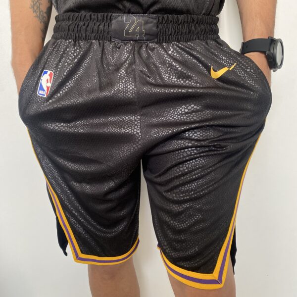 Kit Conjunto Camiseta Regata e Bermuda Short NBA Los Angeles Lakers Black Mamba Edition Preto 2022 Nike - Imagem 3