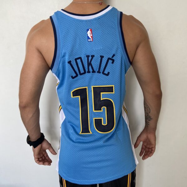 Camiseta Regata NBA Camiseta Regata NBA Mitchell & Ness 2016/17 – Denver Nuggets – Nikola Jokic 15 – Azul Celeste - Imagem 15
