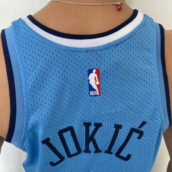 Camiseta Regata NBA Camiseta Regata NBA Mitchell & Ness 2016/17 – Denver Nuggets – Nikola Jokic 15 – Azul Celeste - Imagem 19