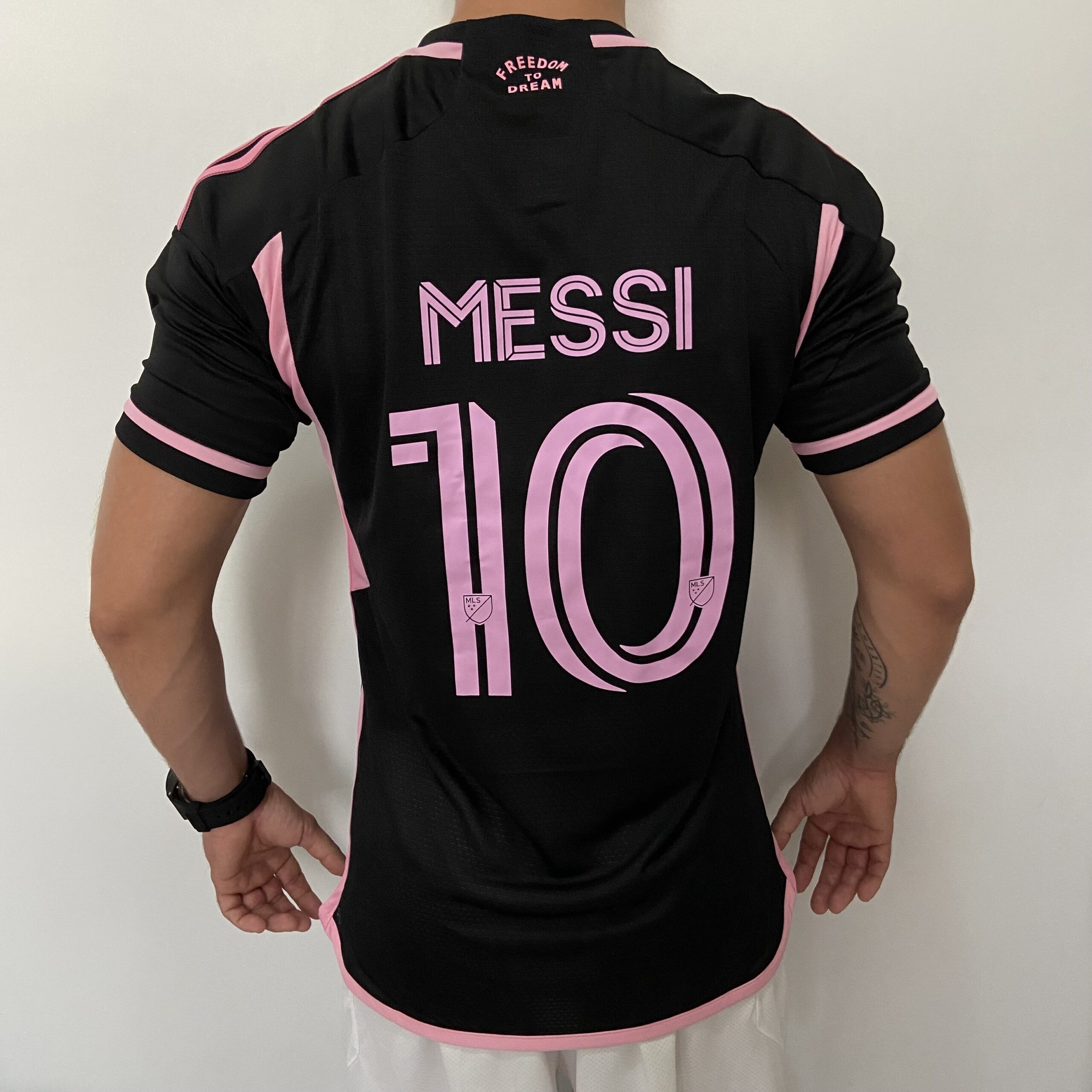 2023-09-29 16.10.45 Camisa Inter Miami CF Away 2024 - Messi 10 - Preta Adidas - Versão Jogador - Imagem 1