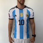 Camisa Seleção Argentina Home - Campeão Mundial - (2) Patch Copa do Mundo Catar - 3 Estrelas - Messi 10 - 2023 Adidas - Versão Jogador - Imagem 2