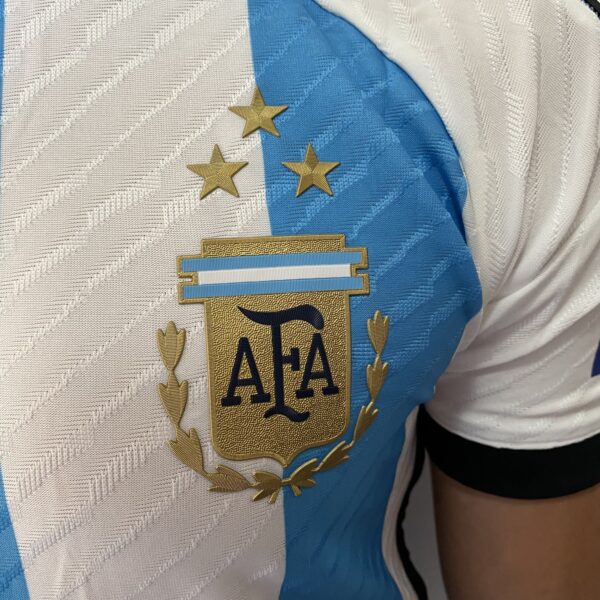Camisa Seleção Argentina Home - Campeão Mundial - (2) Patch Copa do Mundo Catar - 3 Estrelas - Messi 10 - 2023 Adidas - Versão Jogador - Imagem 3