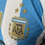 Camisa Seleção Argentina Home - Campeão Mundial - (2) Patch Copa do Mundo Catar - 3 Estrelas - Messi 10 - 2023 Adidas - Versão Jogador - Imagem 4