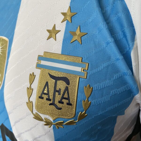 Camisa Seleção Argentina Home - Campeão Mundial - (2) Patch Copa do Mundo Catar - 3 Estrelas - Messi 10 - 2023 Adidas - Versão Jogador - Imagem 4