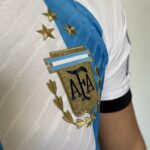 Camisa Seleção Argentina Home - Campeão Mundial - (2) Patch Copa do Mundo Catar - 3 Estrelas - Messi 10 - 2023 Adidas - Versão Jogador - Imagem 5