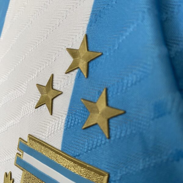 Camisa Seleção Argentina Home - Campeão Mundial - (2) Patch Copa do Mundo Catar - 3 Estrelas - Messi 10 - 2023 Adidas - Versão Jogador - Imagem 6