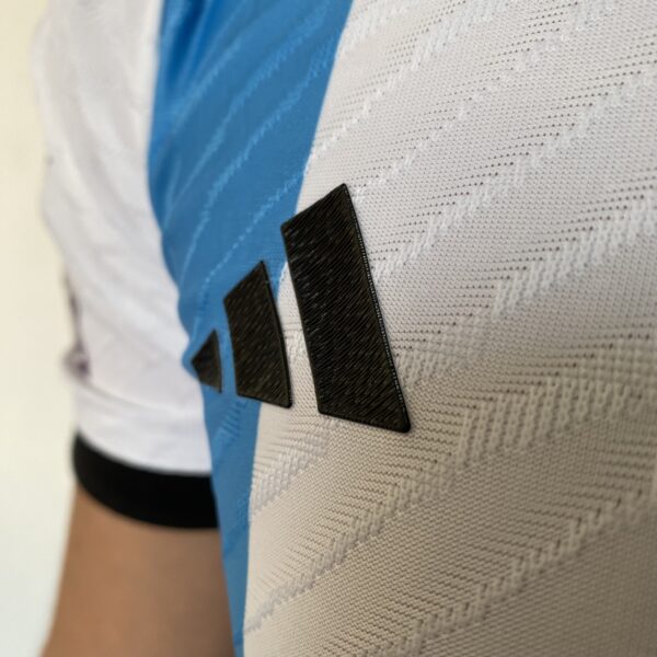 Camisa Seleção Argentina Home - Campeão Mundial - (2) Patch Copa do Mundo Catar - 3 Estrelas - Messi 10 - 2023 Adidas - Versão Jogador - Imagem 10