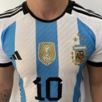 Camisa Seleção Argentina Home - Campeão Mundial - (2) Patch Copa do Mundo Catar - 3 Estrelas - Messi 10 - 2023 Adidas - Versão Jogador - Imagem 12