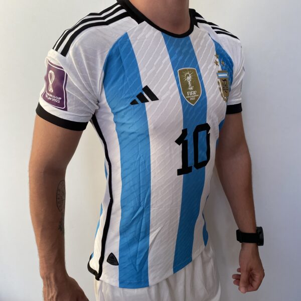 Camisa Seleção Argentina Home - Campeão Mundial - (2) Patch Copa do Mundo Catar - 3 Estrelas - Messi 10 - 2023 Adidas - Versão Jogador - Imagem 18
