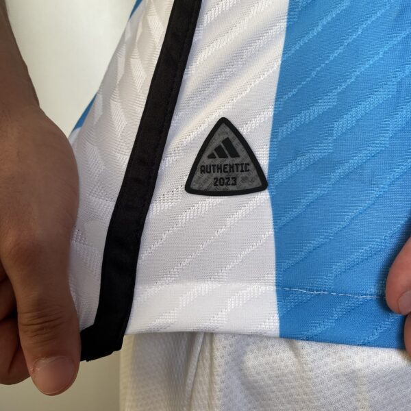 Camisa Seleção Argentina Home - Campeão Mundial - (2) Patch Copa do Mundo Catar - 3 Estrelas - Messi 10 - 2023 Adidas - Versão Jogador - Imagem 21