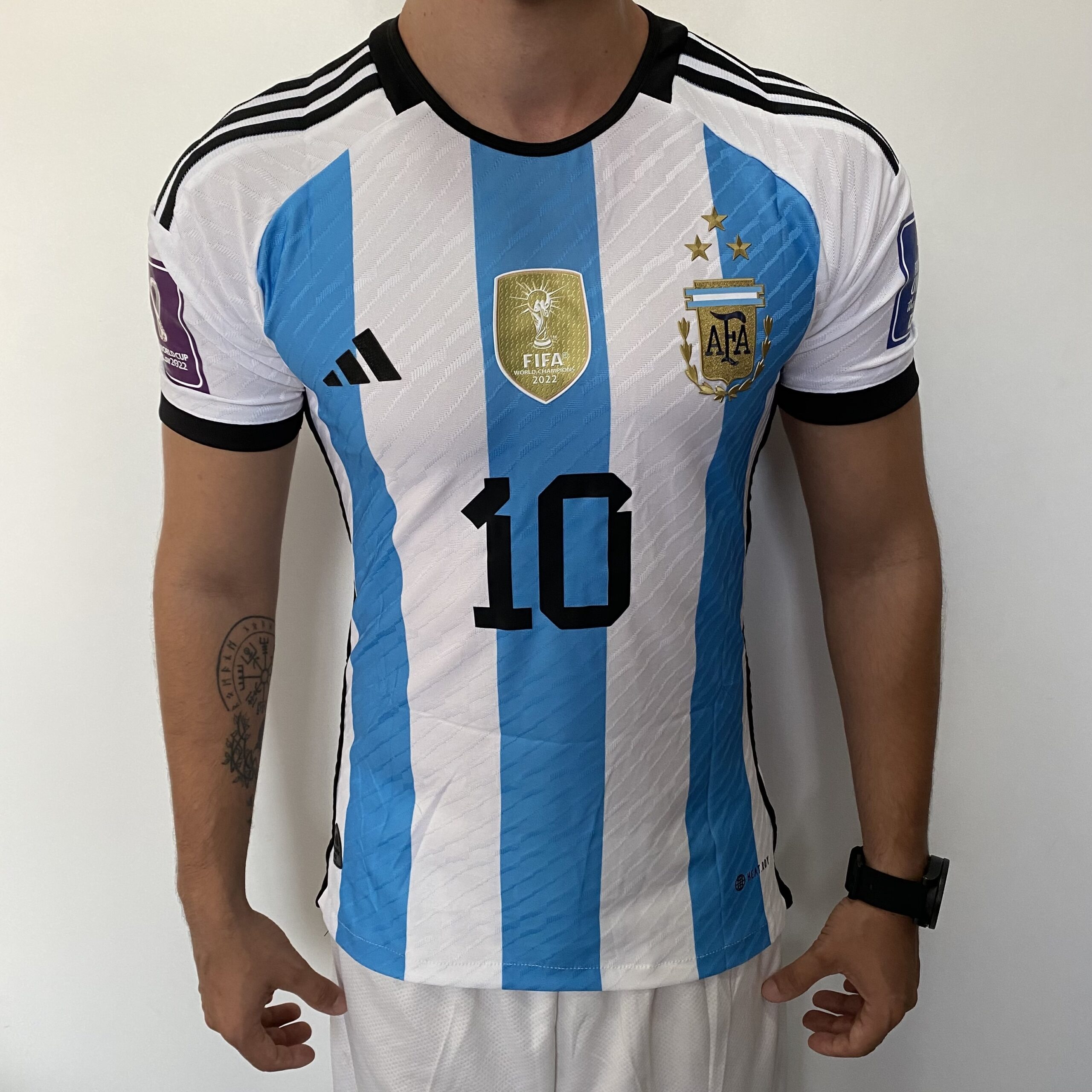 ARGENTINA HOME JOGADOR 2023 COPA MESSI 10 (1) Camisa Seleção Argentina Home - Campeão Mundial - (2) Patch Copa do Mundo Catar - 3 Estrelas - Messi 10 - 2023 Adidas - Versão Jogador - Imagem 1