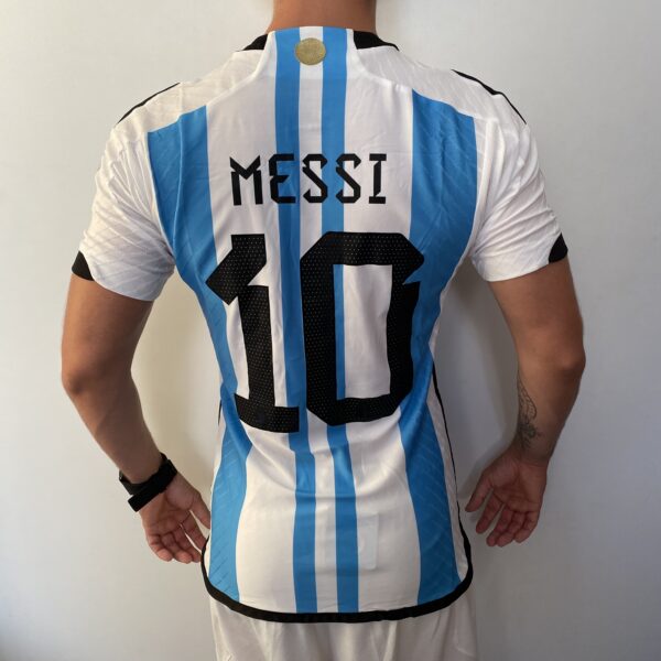Camisa Seleção Argentina Home - Campeão Mundial - (2) Patch Copa do Mundo Catar - 3 Estrelas - Messi 10 - 2023 Adidas - Versão Jogador - Imagem 26