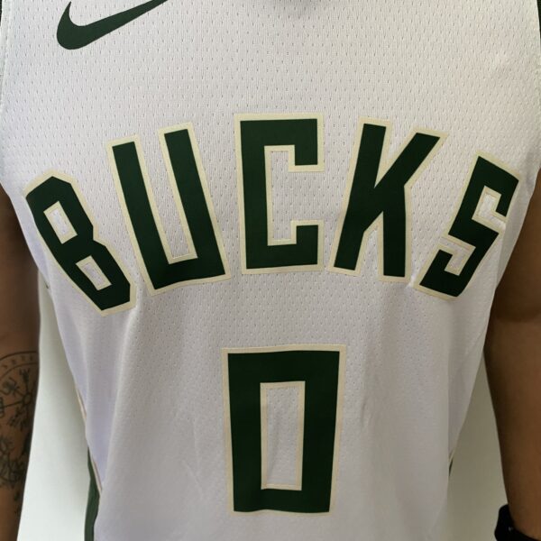 Camiseta Regata Basquete NBA - Milwaukee Bucks - Damian Lillard 0 - Association Edition 2023 - Nike - Branca - Imagem 5