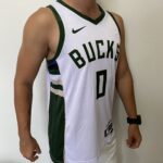 Camiseta Regata Basquete NBA - Milwaukee Bucks - Damian Lillard 0 - Association Edition 2023 - Nike - Branca - Imagem 9