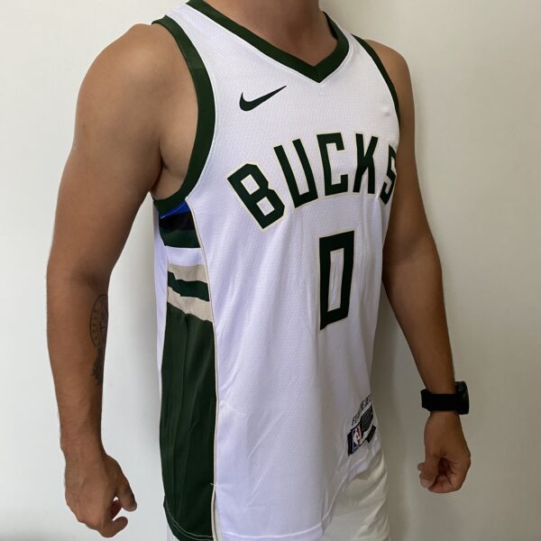 Camiseta Regata Basquete NBA - Milwaukee Bucks - Damian Lillard 0 - Association Edition 2023 - Nike - Branca - Imagem 9