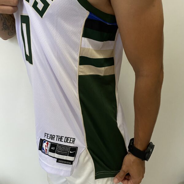 Camiseta Regata Basquete NBA - Milwaukee Bucks - Damian Lillard 0 - Association Edition 2023 - Nike - Branca - Imagem 10