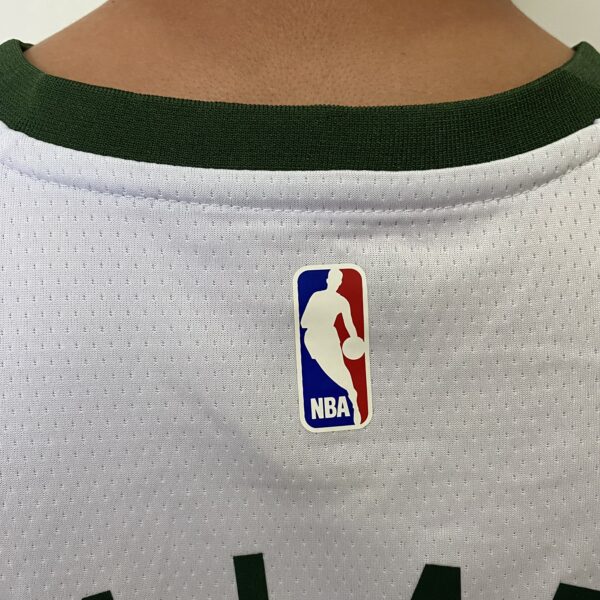 Camiseta Regata Basquete NBA - Milwaukee Bucks - Damian Lillard 0 - Association Edition 2023 - Nike - Branca - Imagem 15