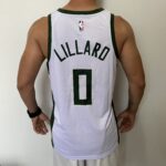 Camiseta Regata Basquete NBA - Milwaukee Bucks - Damian Lillard 0 - Association Edition 2023 - Nike - Branca - Imagem 18