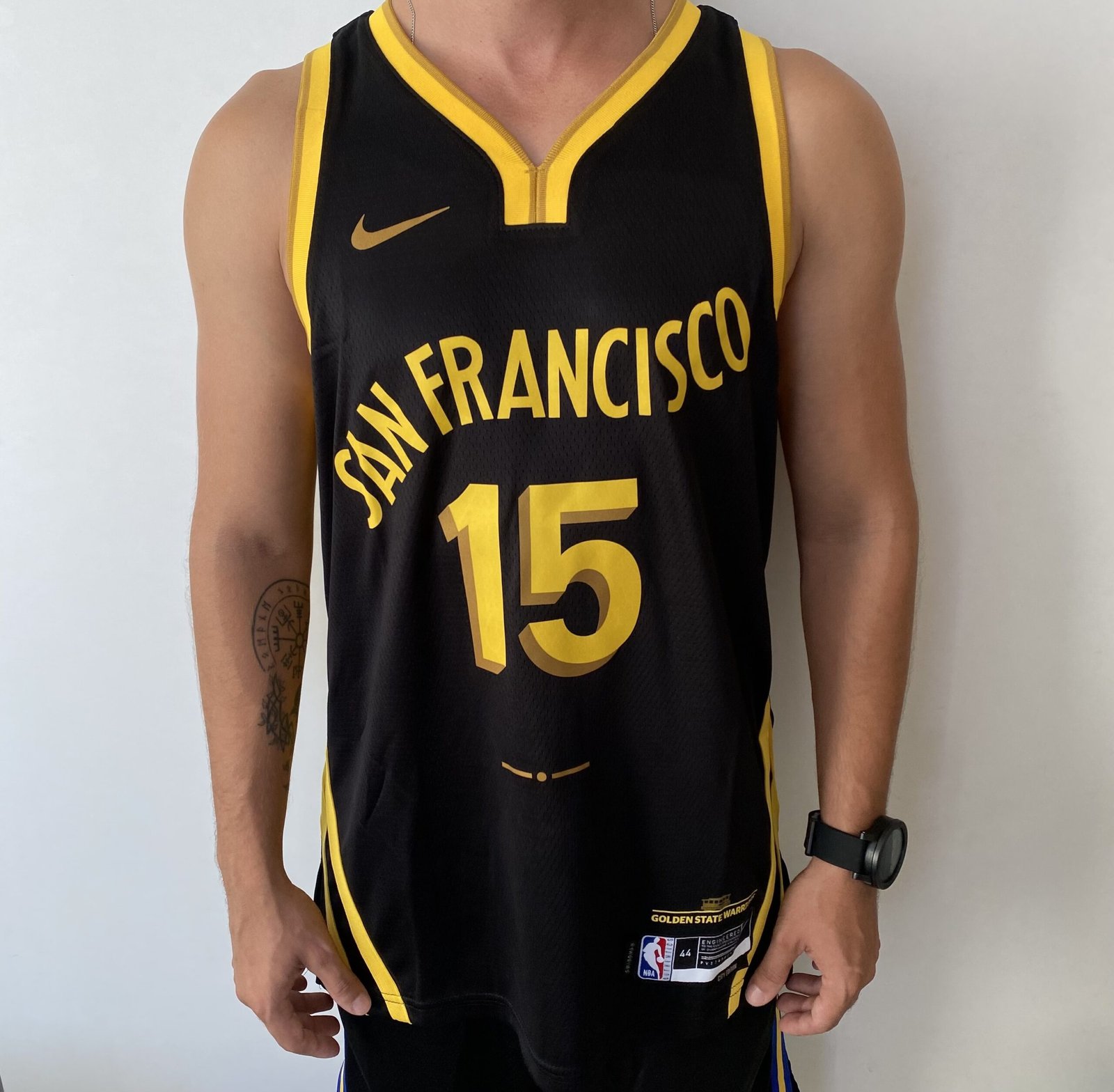 2024-01-03 16.18.44 Camiseta Regata Basquete NBA Swingman Golden State Warriors Gui Santos 15 City Edition Preta Amarela 2024 Nike - Imagem 1