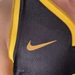 Camiseta Regata Basquete NBA Swingman Golden State Warriors Gui Santos 15 City Edition Preta Amarela 2024 Nike - Imagem 4