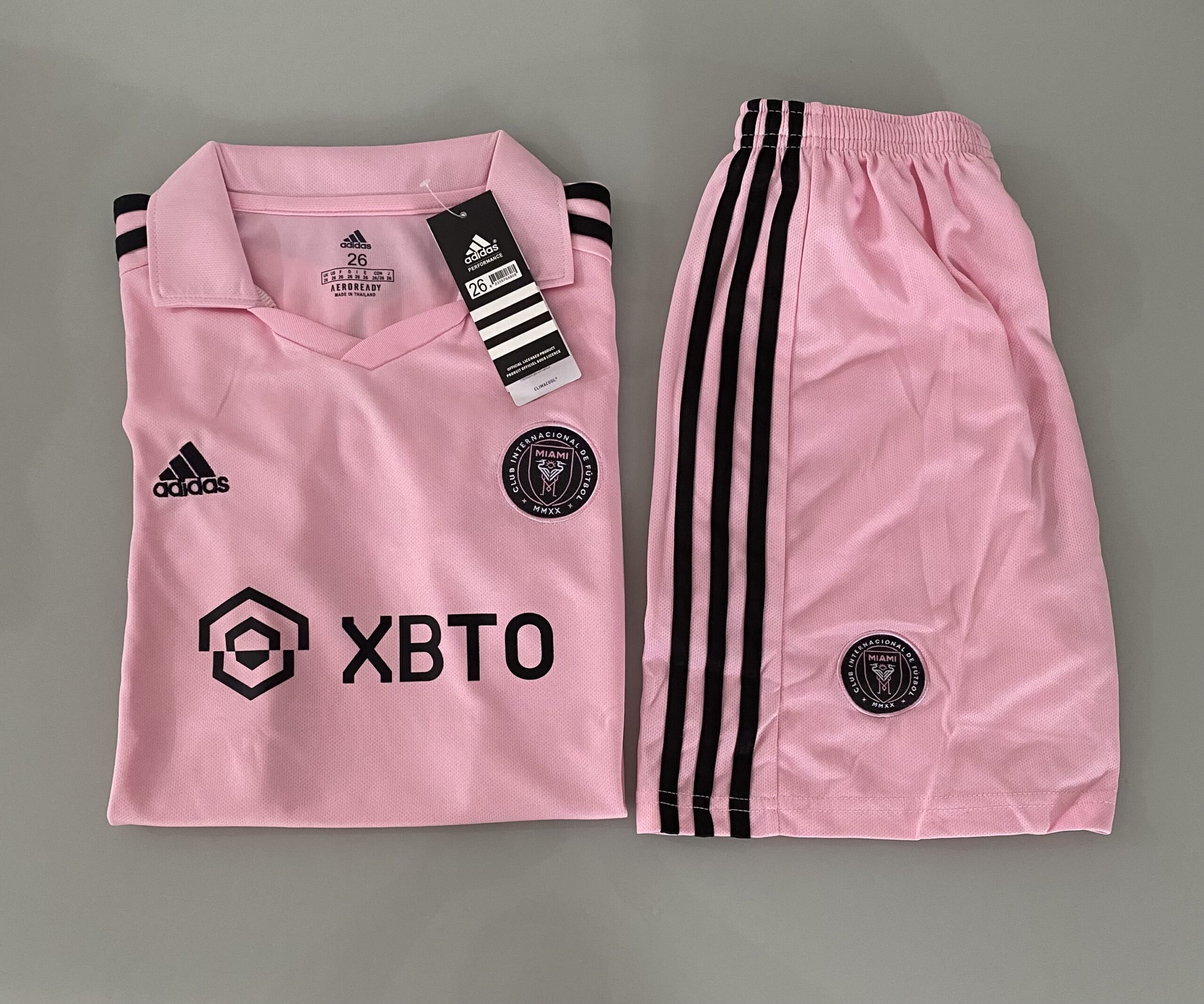 2024-02-16 16.09.30 Kit Conjunto Infantil Crianças Camisa e Calção Inter Miami CF Home 2024 Rosa Adidas - Imagem 1