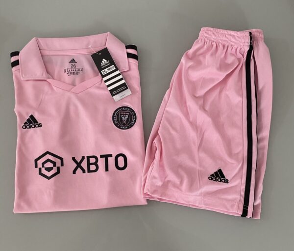 Kit Conjunto Infantil Crianças Camisa e Calção Inter Miami CF Home 2024 Rosa Adidas - Imagem 7