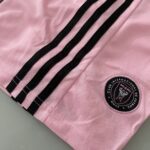 Kit Conjunto Infantil Crianças Camisa e Calção Inter Miami CF Home 2024 Rosa Adidas - Imagem 11