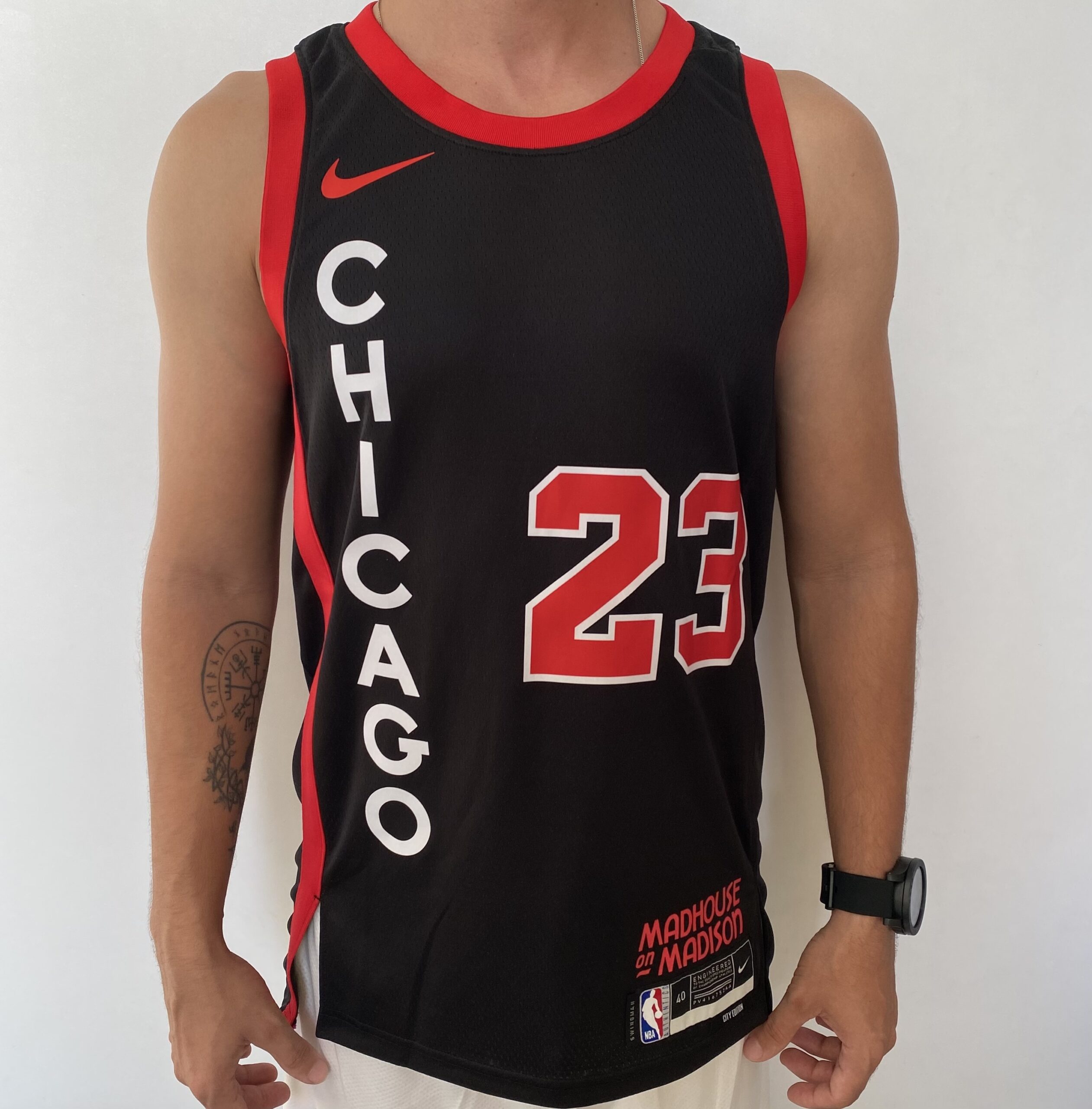2024-03-21 16.18.24 Camiseta Regata NBA Chicago Bulls - Michael Jordan 23 - City Edition Preta 2024 Nike - Imagem 1