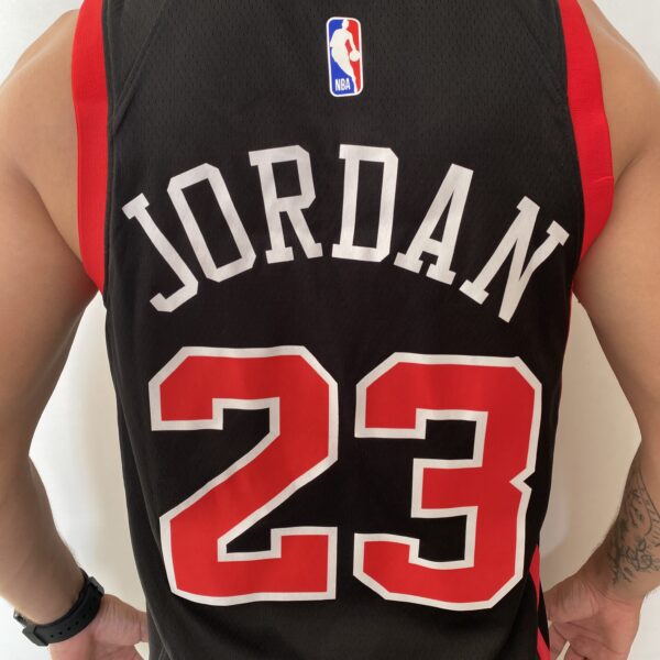 Camiseta Regata NBA Chicago Bulls - Michael Jordan 23 - City Edition Preta 2024 Nike - Imagem 15