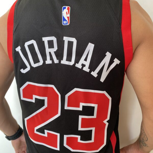 Camiseta Regata NBA Chicago Bulls - Michael Jordan 23 - City Edition Preta 2024 Nike - Imagem 18