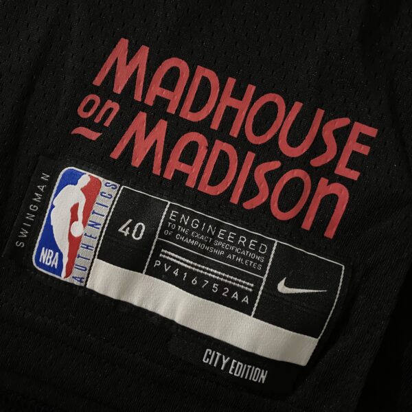Camiseta Regata NBA Chicago Bulls - Michael Jordan 23 - City Edition Preta 2024 Nike - Imagem 24