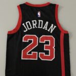 Camiseta Regata NBA Chicago Bulls - Michael Jordan 23 - City Edition Preta 2024 Nike - Imagem 25