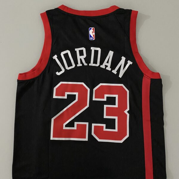 Camiseta Regata NBA Chicago Bulls - Michael Jordan 23 - City Edition Preta 2024 Nike - Imagem 25