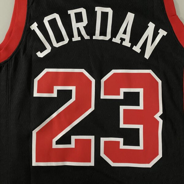 Camiseta Regata NBA Chicago Bulls - Michael Jordan 23 - City Edition Preta 2024 Nike - Imagem 26