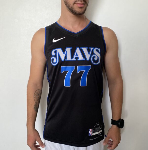 Camiseta Regata NBA Swingman Dallas Mavericks Luka Doncic 77 City Edition Preta 2024 Nike - Imagem 10