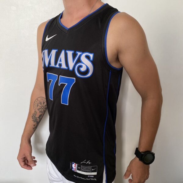 Camiseta Regata NBA Swingman Dallas Mavericks Luka Doncic 77 City Edition Preta 2024 Nike - Imagem 11
