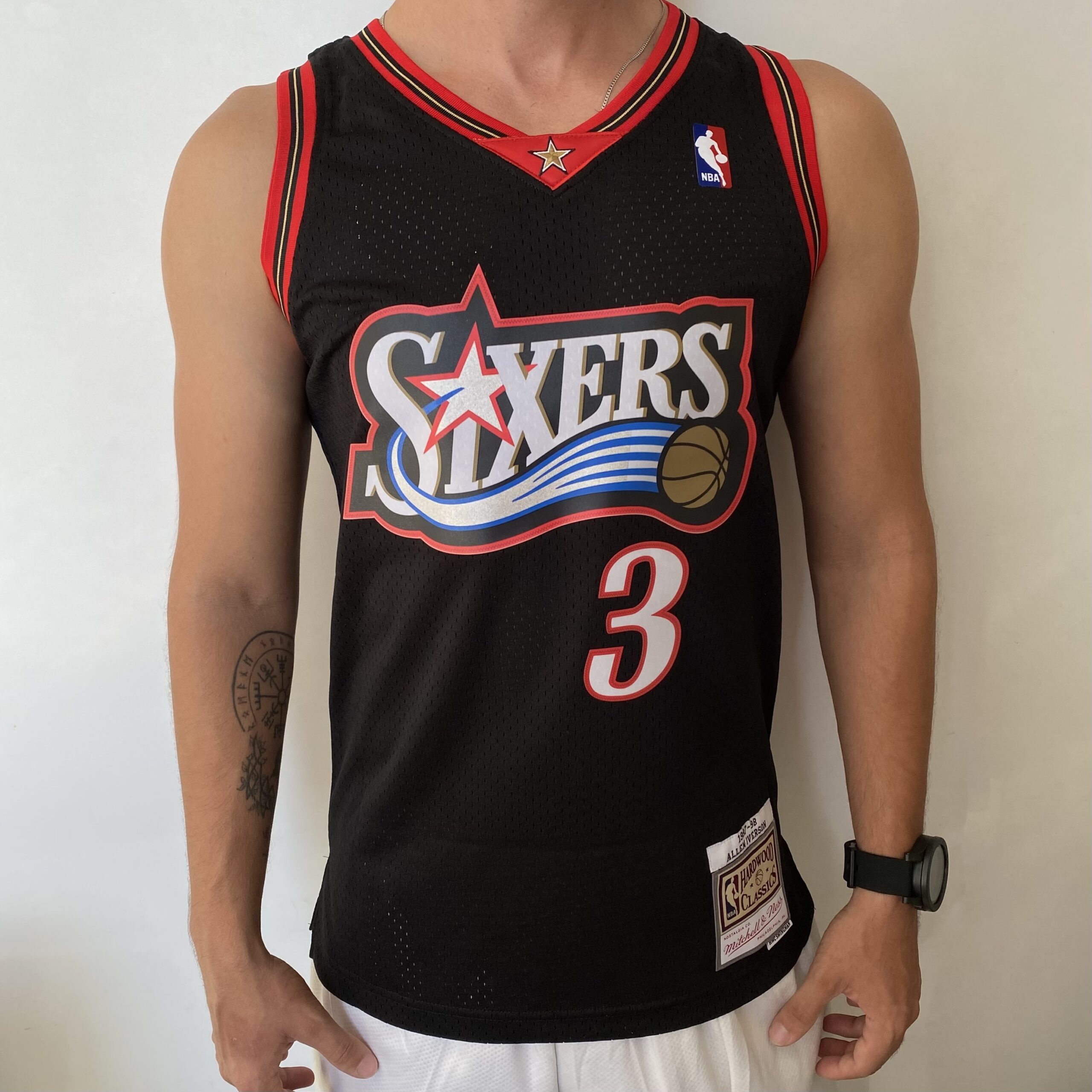2024-04-02 16.11.20 Camiseta Regata Basquete NBA Philadelphia 76ers Sixers 3 Allen Iverson Mitchell & Ness Preto - Imagem 1