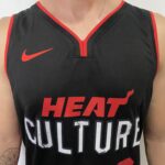 Camiseta Regata Basquete NBA Miami Heat Swingman - Jimmy Butler 22 - City Edition Preta 2024 Nike - Imagem 2