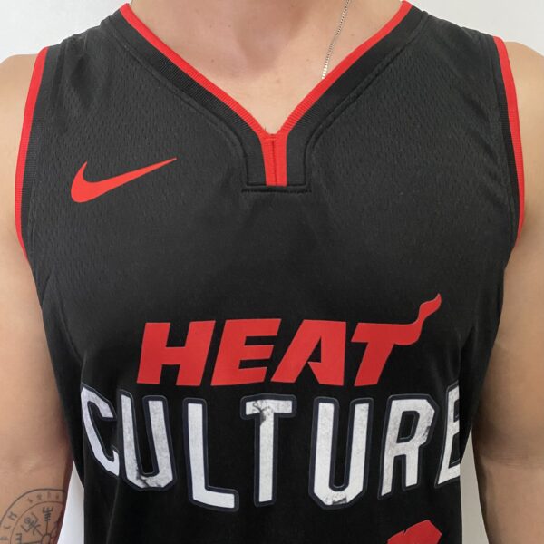 Camiseta Regata Basquete NBA Miami Heat Swingman - Jimmy Butler 22 - City Edition Preta 2024 Nike - Imagem 2