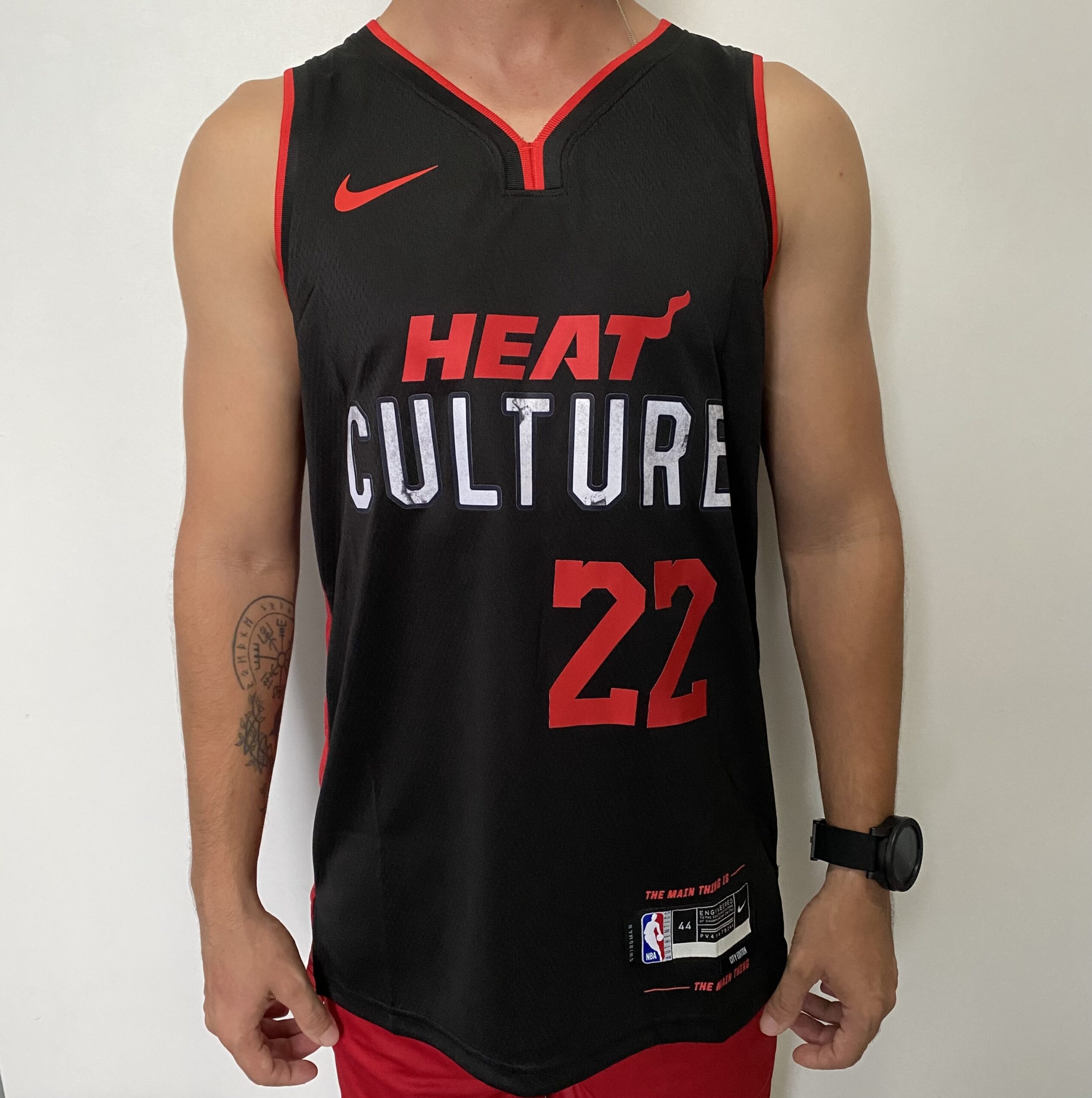 2024-04-11 17.08.21 Camiseta Regata Basquete NBA Miami Heat Swingman - Jimmy Butler 22 - City Edition Preta 2024 Nike - Imagem 1