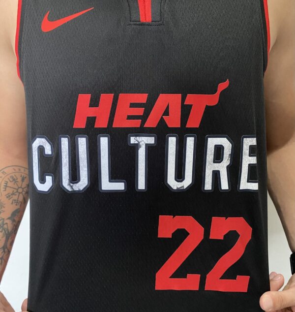 Camiseta Regata Basquete NBA Miami Heat Swingman - Jimmy Butler 22 - City Edition Preta 2024 Nike - Imagem 6