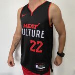Camiseta Regata Basquete NBA Miami Heat Swingman - Jimmy Butler 22 - City Edition Preta 2024 Nike - Imagem 9