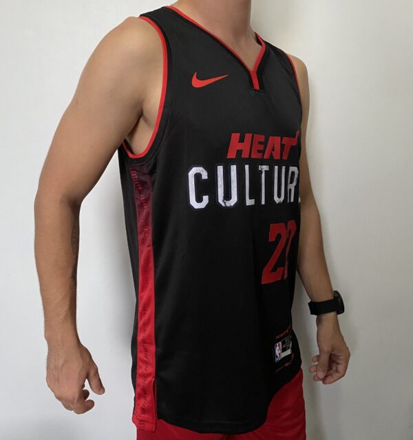 Camiseta Regata Basquete NBA Miami Heat Swingman - Jimmy Butler 22 - City Edition Preta 2024 Nike - Imagem 10