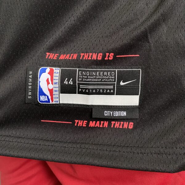 Camiseta Regata Basquete NBA Miami Heat Swingman - Jimmy Butler 22 - City Edition Preta 2024 Nike - Imagem 11
