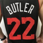 Camiseta Regata Basquete NBA Miami Heat Swingman - Jimmy Butler 22 - City Edition Preta 2024 Nike - Imagem 16