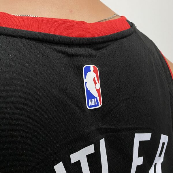 Camiseta Regata Basquete NBA Miami Heat Swingman - Jimmy Butler 22 - City Edition Preta 2024 Nike - Imagem 19