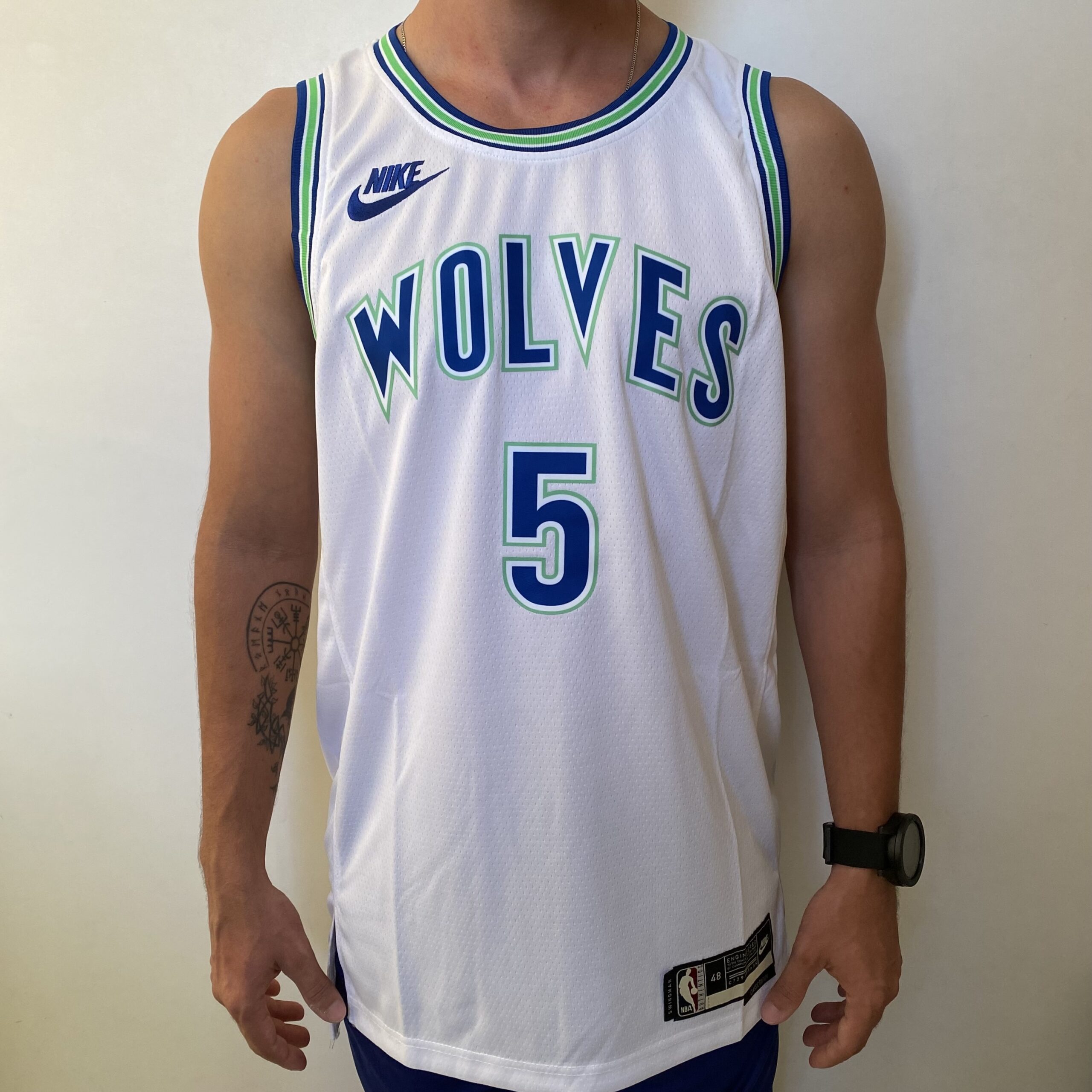 2024-04-12 16.59.31 Camiseta Regata NBA Minnesota Timberwolves - Anthony Edwards 5 - Classic Edition Swingman Branca 2024 Nike - Imagem 1